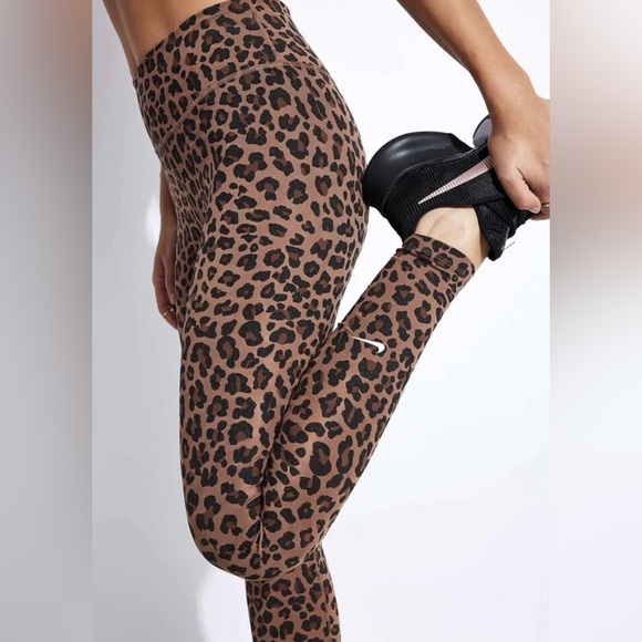 NWT Women's Nike Leopard glitter leggings large - Picture 2 of 5